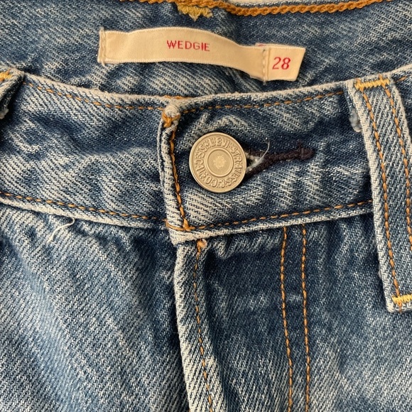 Levi’s Wedgie High Rise Straight Leg Medium Wash Denim Button-fly Size 28 - Picture 7 of 11
